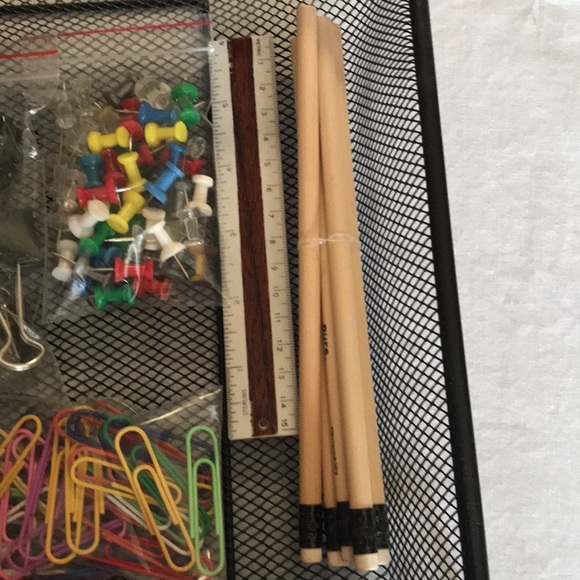 Mesh letter tray and office supplies - Picture 5 of 6